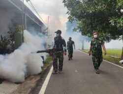 Cegah Warga Terjangkit DBD, Bati Tuud Koramil 0815/01 Pralon Inisiasi Fogging di Asrama Korem 082/CPYJ