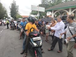 Peduli Umat Muslim Beribadah Puasa, Bamag Gresik lllll 400 Paket Takjil Kepada Pengguna Jalan