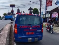 Ambulan dan RX King Terlibat Kecelakaan di Tabanan, Pengendara Motor Tewas