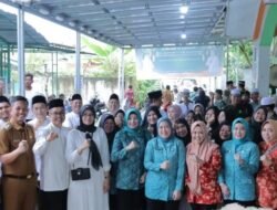 Kunjungan Ketua TP.PKK Kota Palembang Dewi Sastrani ke Warga TPA