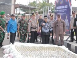 Polres Blitar Musnahkan Ribuan Botol Miras Hasil Operasi Pekat Semeru 2025