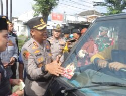 Kapolres Mojokerto Bagikan Stiker ke Pengguna Jalan, Himbauan Mudik Aman