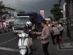 Polresta Sidoarjo Gelar Safari Ramadhan dan Bagikan Takjil di Perempatan Gedangan