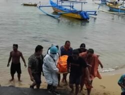 Dihantam Gelombang Besar Nusa Penida, Fast Bout Berpenumpang Belasan WNA Terbalik, Satu Tewas 