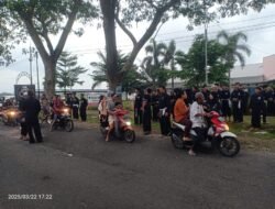 PSHT Cabang Kabupaten Blitar Ranting Kanigoro Bagikan 1000 Takjil kepada Pengguna Jalan