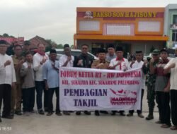 Momen Kebersamaan Dengan Masyarakat Lurah Sukajaya Abu Huzaipah SH Dan RT/ RW Bagikan Takjil