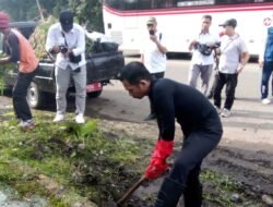 Bupati Purwakarta Pimpin Kerja Bakti di Pintu Tol Ciganea