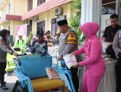 Kapolres Pasuruan Berikan Zakat Fitrah Kepada Tukang Becak dan Anak Yatim