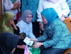 TP PKK Kota Palembang Dewi Sastrani Bagikan Sembako Dan Santunan kepada Masyarakat Kota Palembang