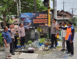 Polisi Pasang Spanduk Himbauan di Perlintasan Kereta Api Tidak Berpalang