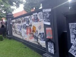 Demo Tolak Revisi UU TNI di Depan Gedung DPRD Kota Kediri Berakhir Ricuh