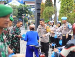 Bentuk Kepedulian TNI-Polri, Polres Gresik Bersama Kodim 0817 Gresik Bagikan Takjil