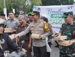 Solid untuk Masyarakat, Forkopimda Sidoarjo Bagikan Takjil Bersama