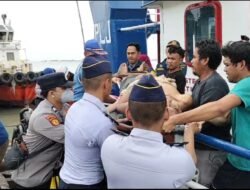 Personil Pos PAM Polres Gresik Sigap Evakuasi Awak Kapal Pingsan di Pelabuhan Gresik
