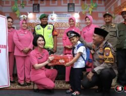 Ketua Bhayangkari Kota Malang Kota dan Kapolresta Tinjau Pos Pengamanan Operasi Ketupat Semeru 2025