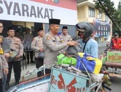 Polres Mojokerto Bagikan 500 Paket Sembako Untuk Driver Ojol dan Tukang Becak