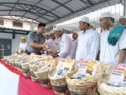 Berbagi Kebahagian, Lapas Mojokerto Bagikan Ribuan Parsel dan Ajak Makan Ketupat Lebaran Bareng Tahanan dan Narapidana