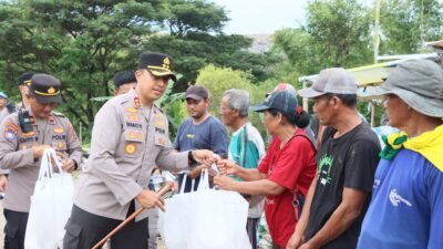 Ramadhan Berkah, Kapolres Kediri Kota Beri Bantuan Warga di TPA Sampah Pojok