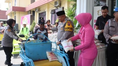 Kapolres Pasuruan Berikan Zakat Fitrah kepada Tukang Becak dan Anak Yatim