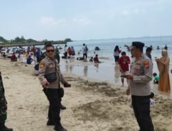 Pastikan Libur Lebaran Kondusif, Polres Gresik Lakukan Pengamanan di Pantai Dalegan