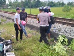 Sat Lantas Polres Blitar Laksanakan Pertolongan Kepada Anak yang Terjepit Roda Motor