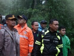 Polisi dan Tim Evakuasi Sempat Tunda Pencarian Korban Longsor di Pacet, Cuaca Tidak Mendukung
