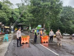 Selama Proses Penanganan Longsor, Polres Mojokerto Tutup Jalur Pacet- Cangar