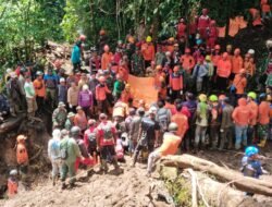 Kodim 0815/Mojokerto Kerahkan Satu Peleton, Evakuasi 10 Korban Longsor Pacet-Cangar