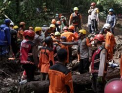 Evakuasi Hari Ke 2, Polisi dan Tim SAR Gabungan Temukan 9 Korban Longsor di Pacet Mojokerto