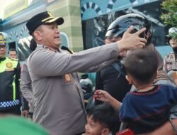 Kapolres Blitar Bagikan Helm Gratis saat Pantau Arus Balik Lebaran 2025