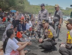 Kapolres Blitar Terjun langsung Pantau arus lalu lintas dan Kenyamanan Masyarakat saat berlibur di Wisata Pantai