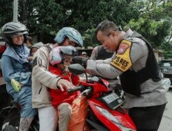 Kapolres Jombang Bagikan Helm dan Kacamata Gratis Bagi Sejumlah Pemudik Arus Balik
