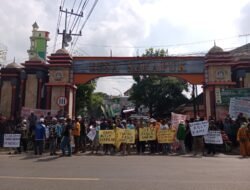 Lakukan Unjuk Rasa Damai, Masyarakat Sekapuk Tuntut Mantan Kades Miliarder Agar Dihukum Berat