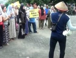 Emak-emak Demo di Balai Desa Gading, Tuntut Pengembalian Uang Tabungan Koperasi Rp1,69 Miliar