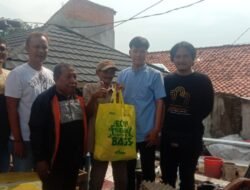 Kepedulian Tanpa Batas, Wartawan Purwakarta Bersatu Bantu Bah Sangkin yang Rumahnya Ambruk