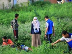 Bersama Walikota dr. Aminuddin, Pegawai Pemkot Probolinggo Bersihkan Stadion Bayuangga