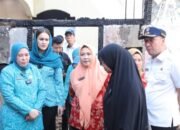 Ketua TP PKK Kota Palembang Dewi Sastrani Meninjau Lokasi Kebakaran