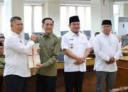 Penyerahan Simbolis Sertifikat Aset Pemerintah Dan Sertifikat Wakaf Milik Masyarakat