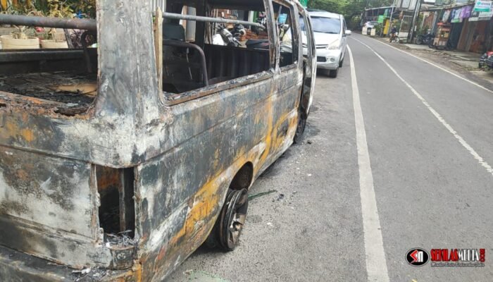 Mobil Minibus Terbakar di Kota Batu, Diduga Angkut BBM Berlebih