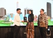 Mbak Wali Raih Penghargaan Sebagai Tokoh Penguat Demokrasi
