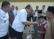 Bupati Asahan Memberikan Penyantunan Anak Yatim dan Cendra Mata Kepada Petugas Kebersihan Kabupaten Asahan