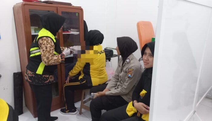 Peduli Kesehatan Reproduksi Wanita, Polres Lamongan Gelar Vaksinasi Kanker Serviks untuk Polwan dan ASN