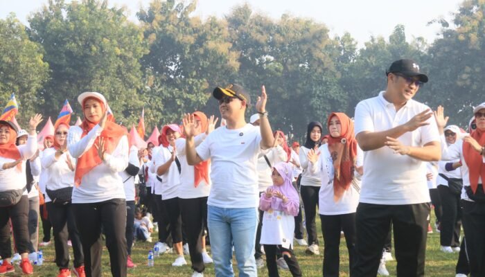 Meriahkan Rangkaian Hari Jadi Mojokerto ke-732, Ribuan Warga Senam Bersama Gus Bupati