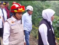 Tegaskan Komitmen Pemerintah Bantu Pemulihan, Mensos Gus Ipul Kunjungi Korban Longsor Asal Trawas