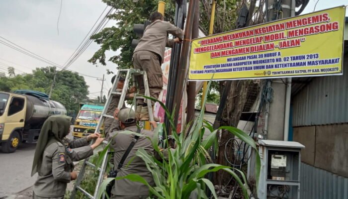 Satpol PP Kabupaten Mojokerto Lakukan Pemasangan Spanduk Himbauan Disetiap Perempatan Jalan, PMKS Bandel Akan Ditindak