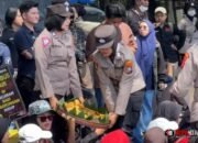 Hangat dan Humanis! Polisi di Kota Malang Bagi Gorengan & Bersih-Bersih Usai Aksi Mayday
