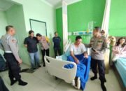 Jenguk Anggota Yang Sakit, Kapolsek Pacet Beri Support dan Doa Untuk Kesembuhan Anggota