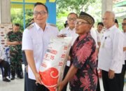 Plt Bupati Alif Serahkan Sejumlah Bantuan untuk Petani Terdampak Puso dan UMKM Berbasis Hasil Laut