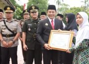 Hari Pendidikan Nasional, Bupati Subandi Serahkan Penghargaan Kepada Guru dan Siswa