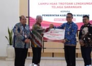 Percantik Trotoar Telaga Sarangan, Bank Jatim Serahkan CSR Lampu Hias